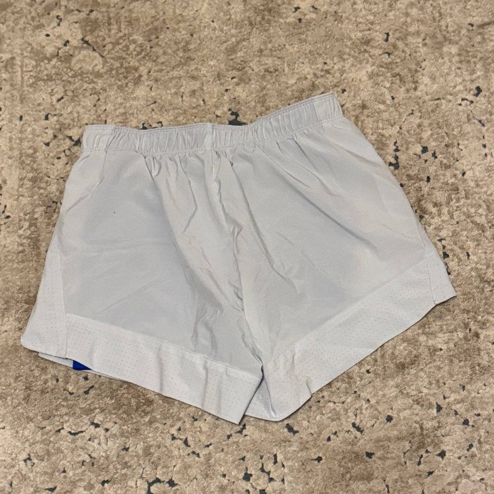 Nike Women's Athletic Shorts in Light Gray - Size M - Picture 6 of 6